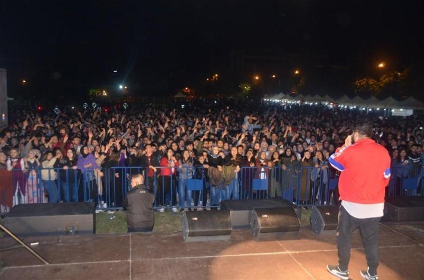 Öğrencilerden konsere geciken 'Eypio'ya protesto