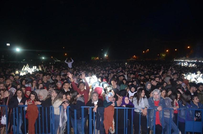 Öğrencilerden konsere geciken 'Eypio'ya protesto