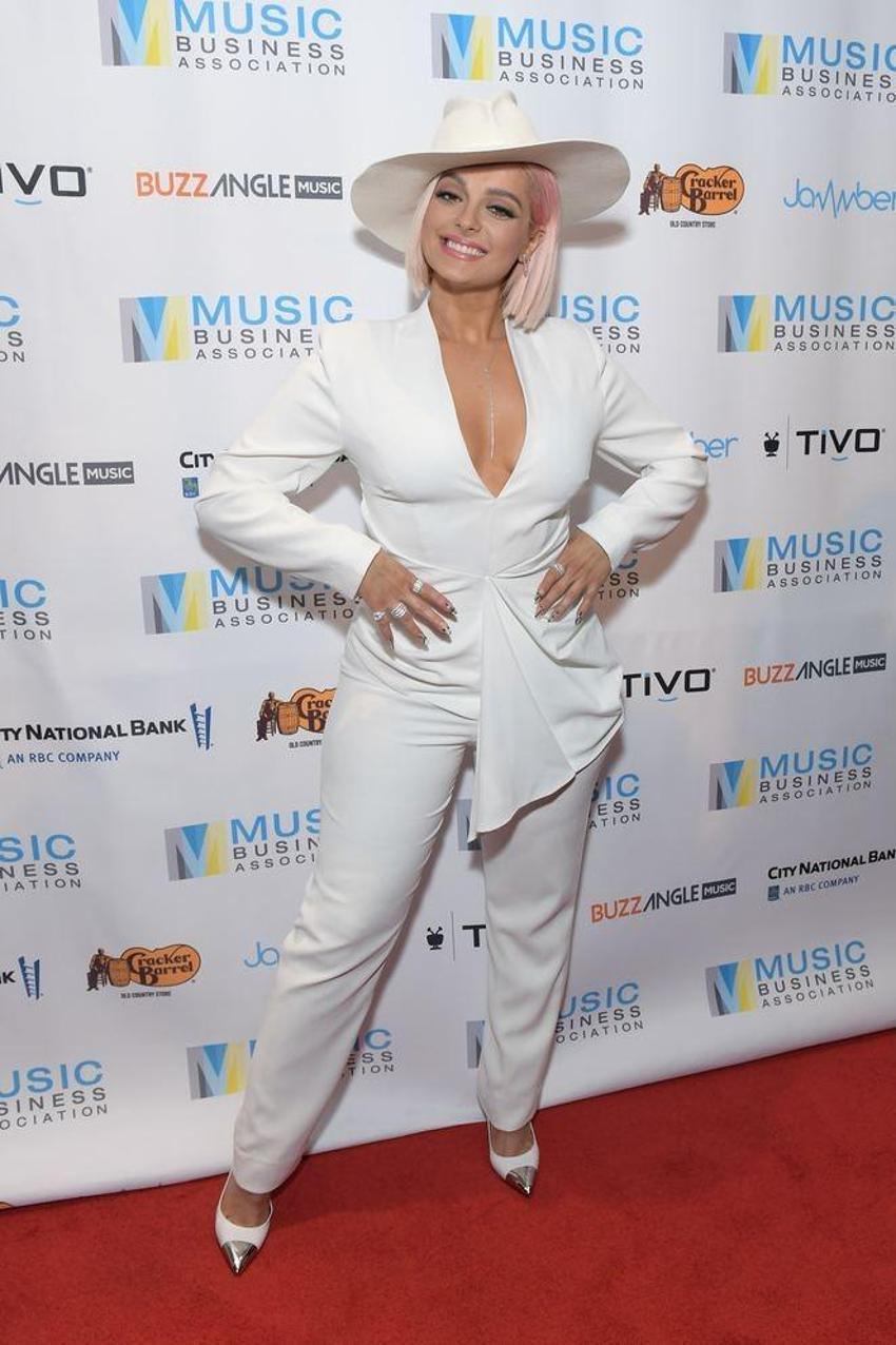 Bebe Rexha beyazlar içinde!