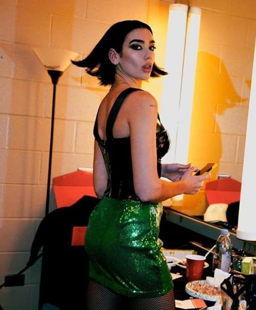 Dua Lipa'dan bornozlu poz!
