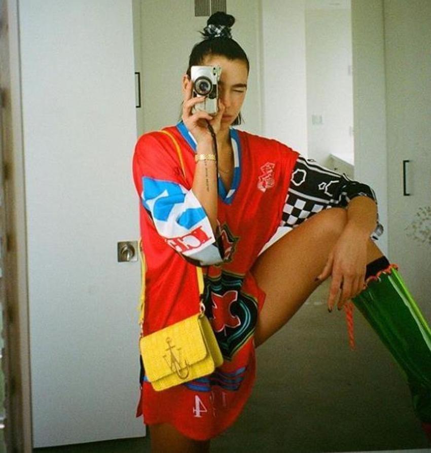 Dua Lipa'dan bornozlu poz!