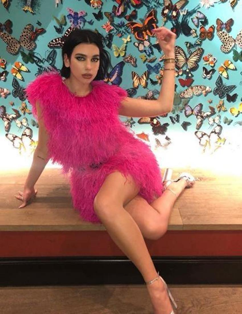 Dua Lipa'dan bornozlu poz!