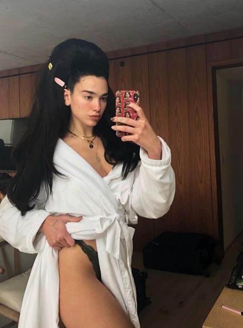 Dua Lipa'dan bornozlu poz!
