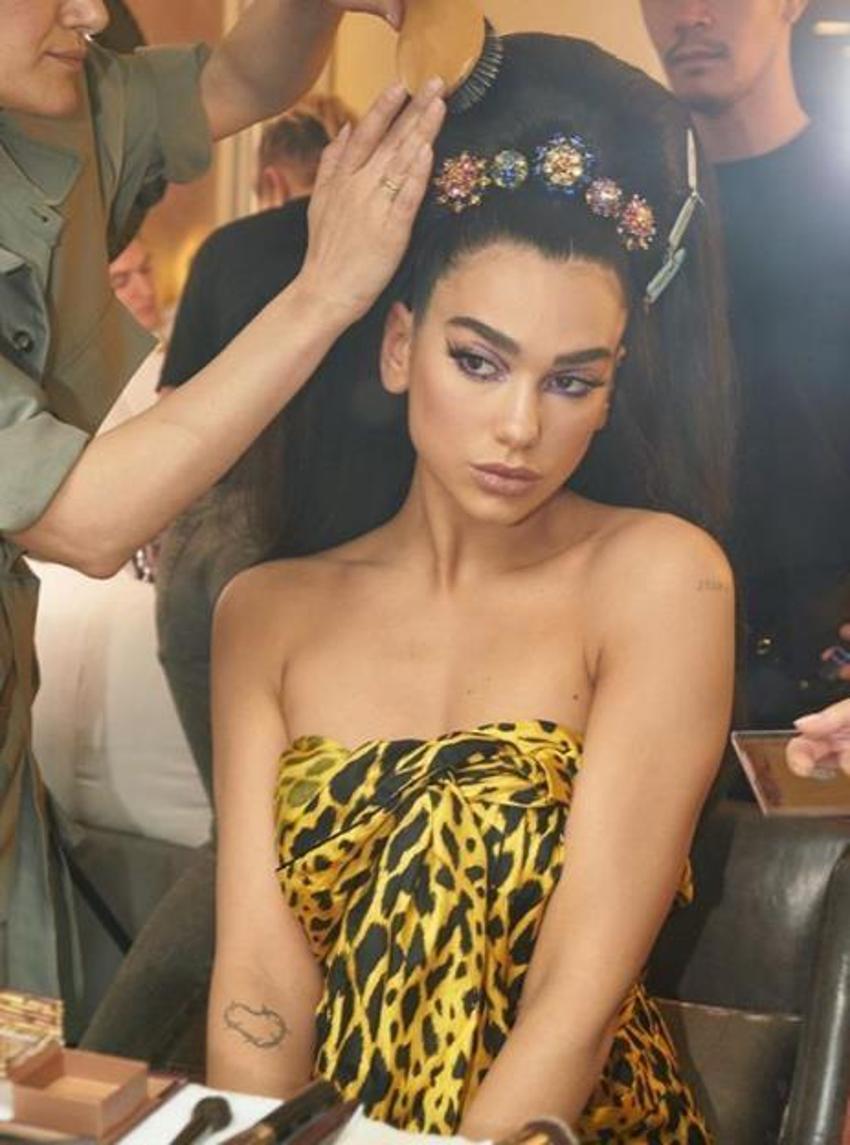 Dua Lipa'dan bornozlu poz!