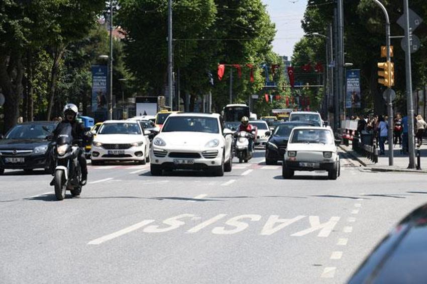 Ünlü şarkıcı asfaltı ağlattı