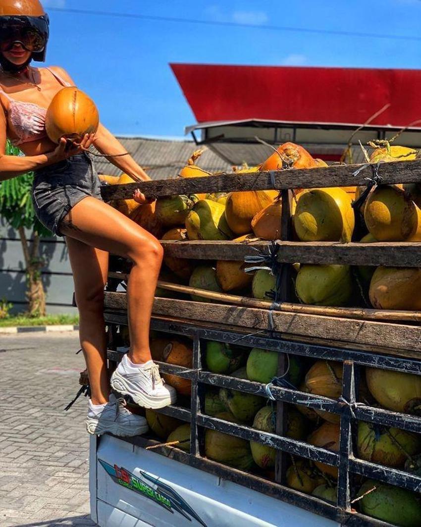 Buse Narcı, Bali'de yol kesti