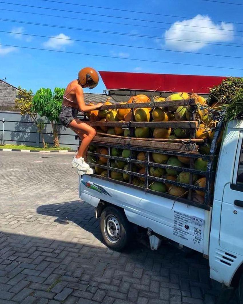 Buse Narcı, Bali'de yol kesti