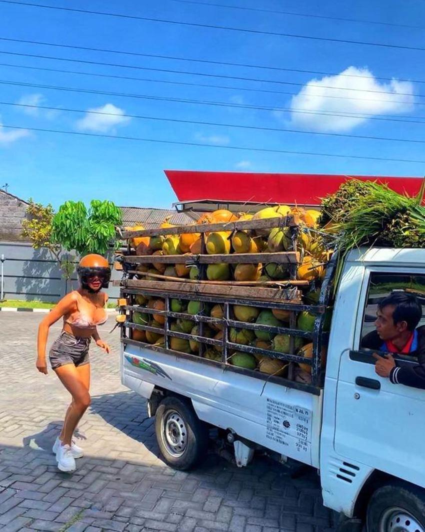 Buse Narcı, Bali'de yol kesti