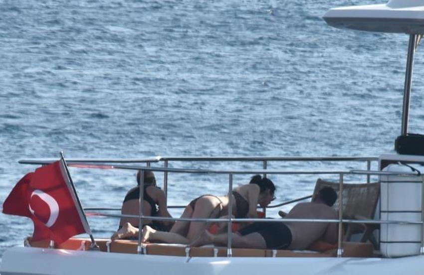 Cem Yılmaz ve Defne Samyeli Bodrum sezonunu açtı