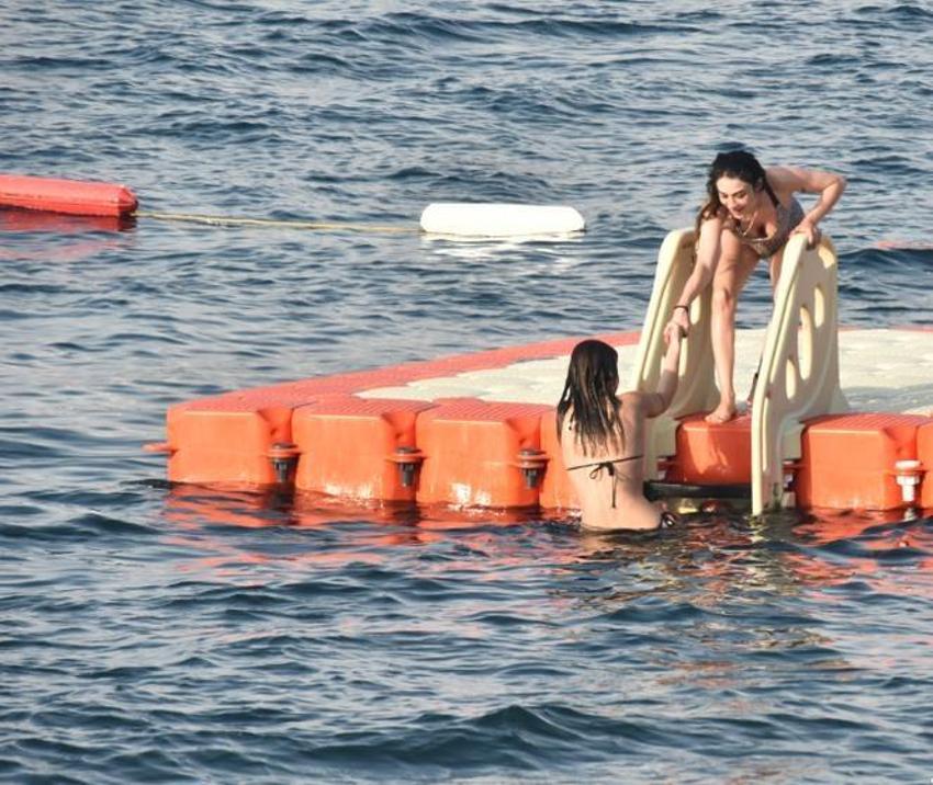 Nilay Deniz arkadaşıyla tatilde