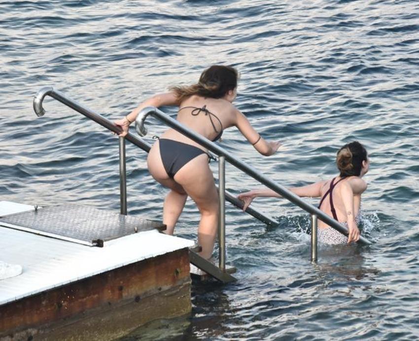 Nilay Deniz arkadaşıyla tatilde