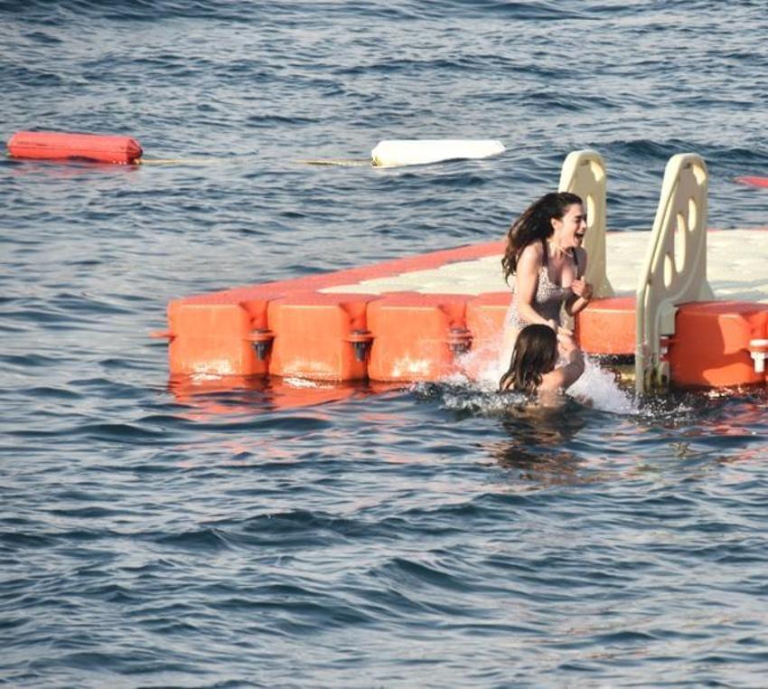 Nilay Deniz arkadaşıyla tatilde