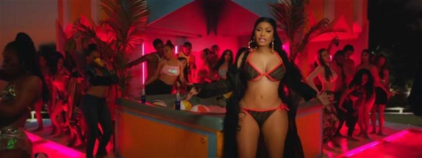 Nicki Minaj'dan sınırları zorlayan klip!