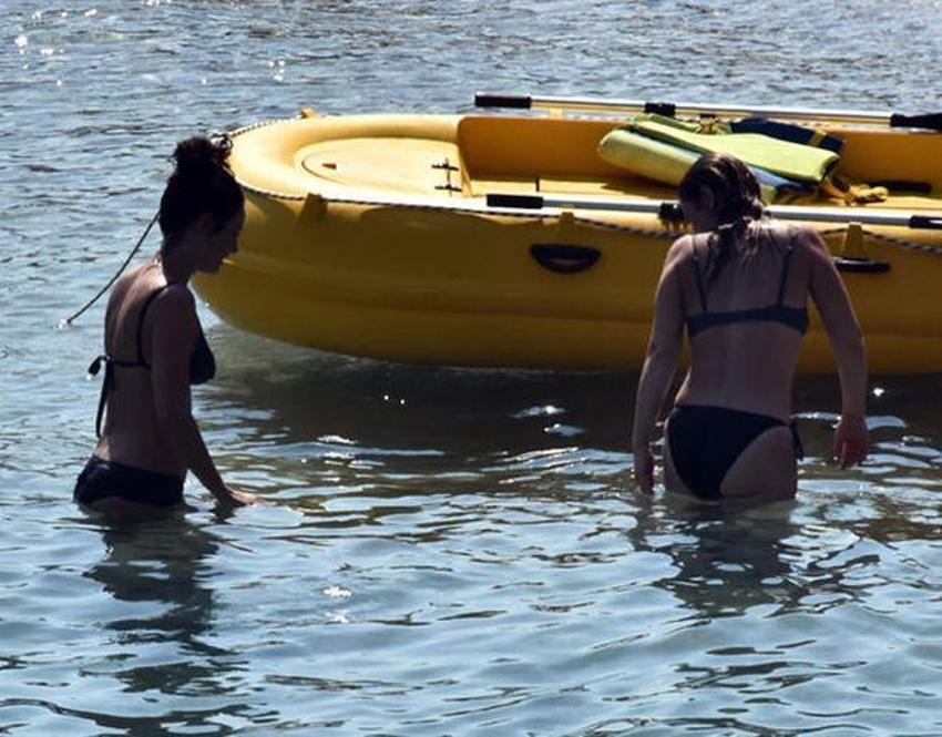 Kız kıza tatil