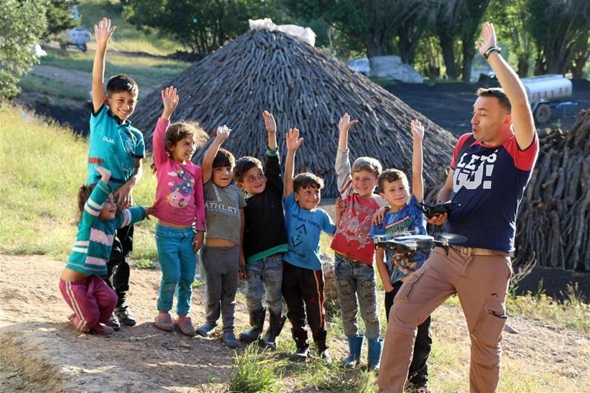İlk defa drone gören masum çocuklar