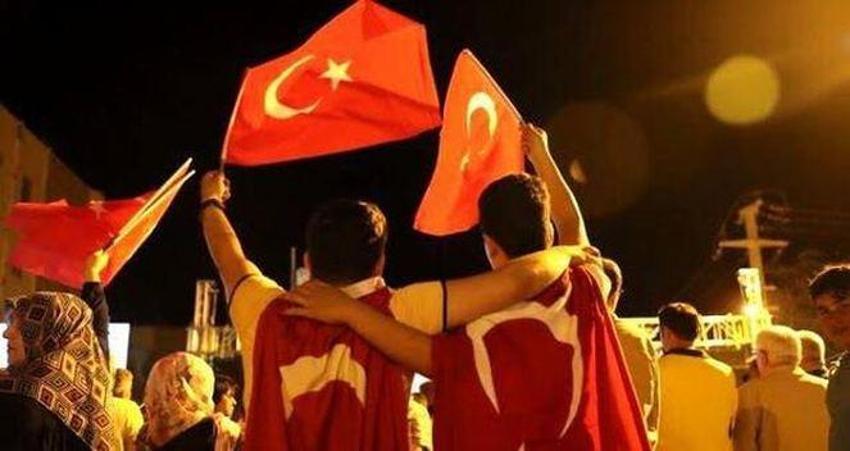 Ünlü isimlerden 15 Temmuz mesajları: Unutmak yok!