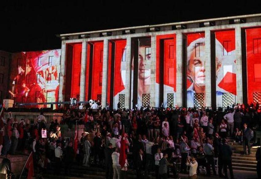 Ünlü isimlerden 15 Temmuz mesajları: Unutmak yok!