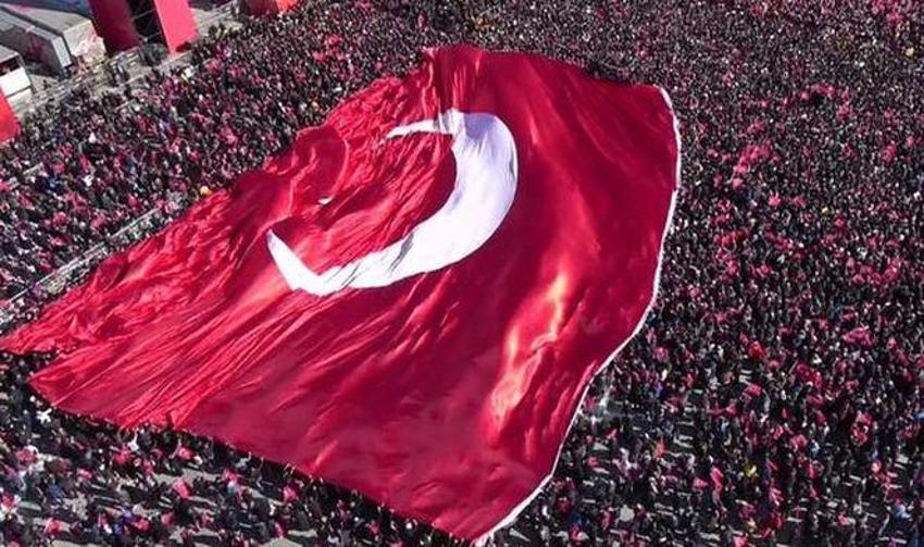 Ünlü isimlerden 15 Temmuz mesajları: Unutmak yok!