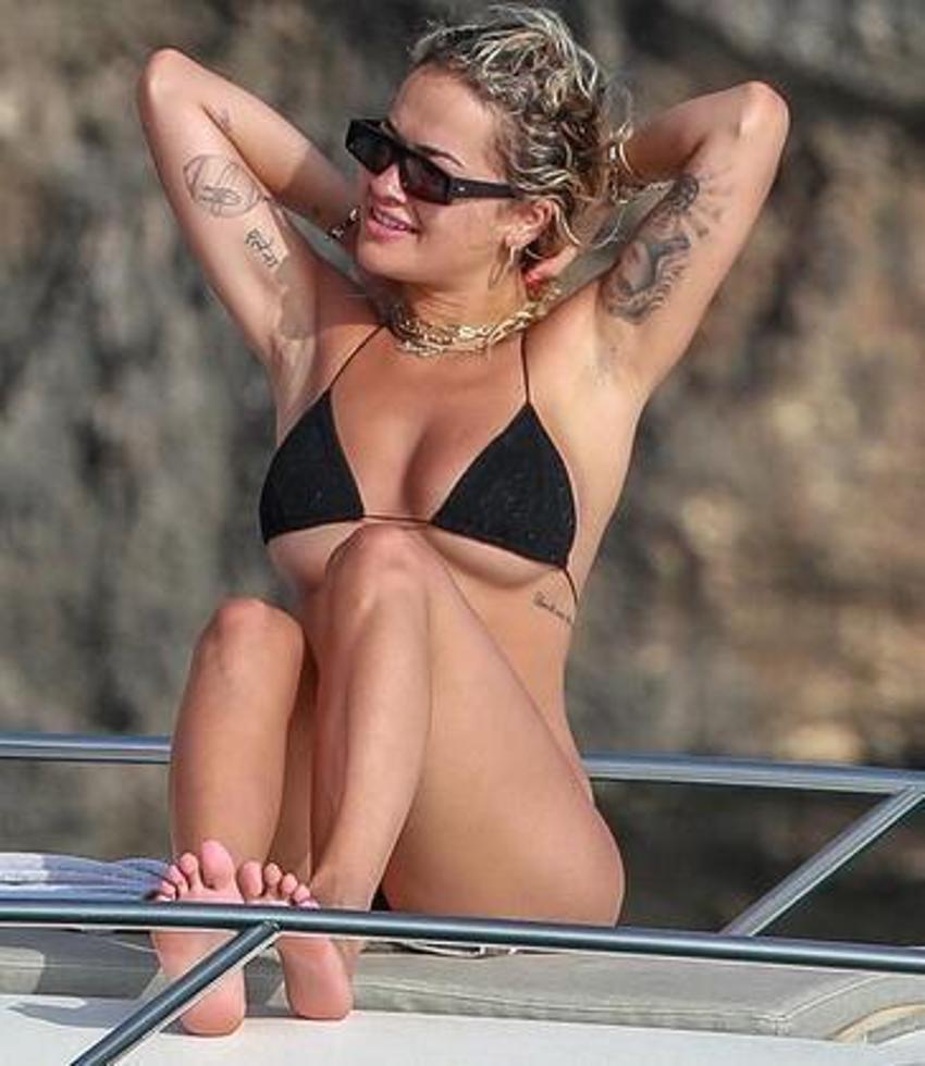 Rita Ora'ya iki beden küçük bikini