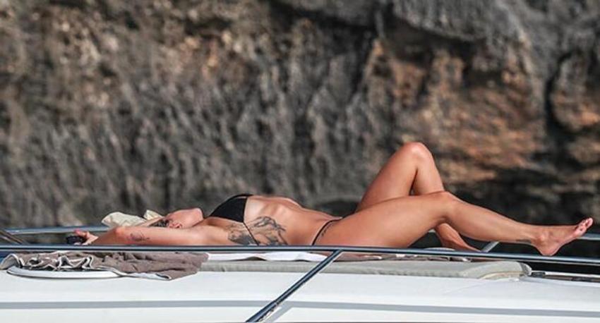 Rita Ora'ya iki beden küçük bikini