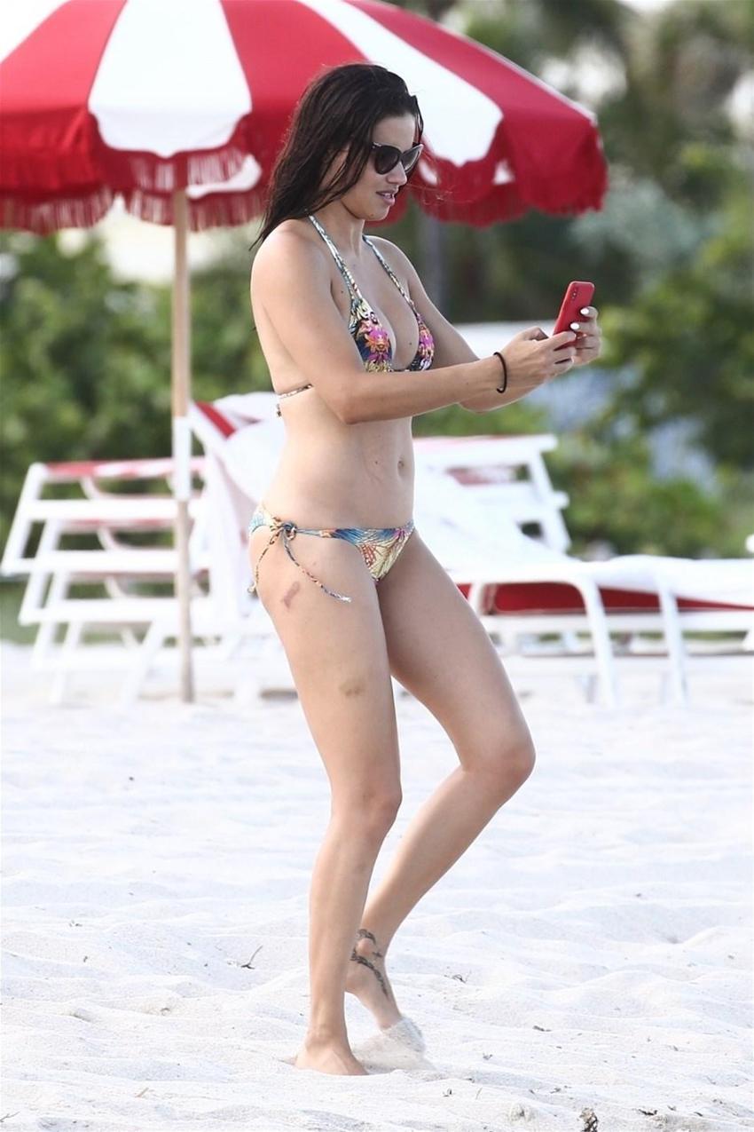 Adriana Lima güneşin tadını çıkarıyor!