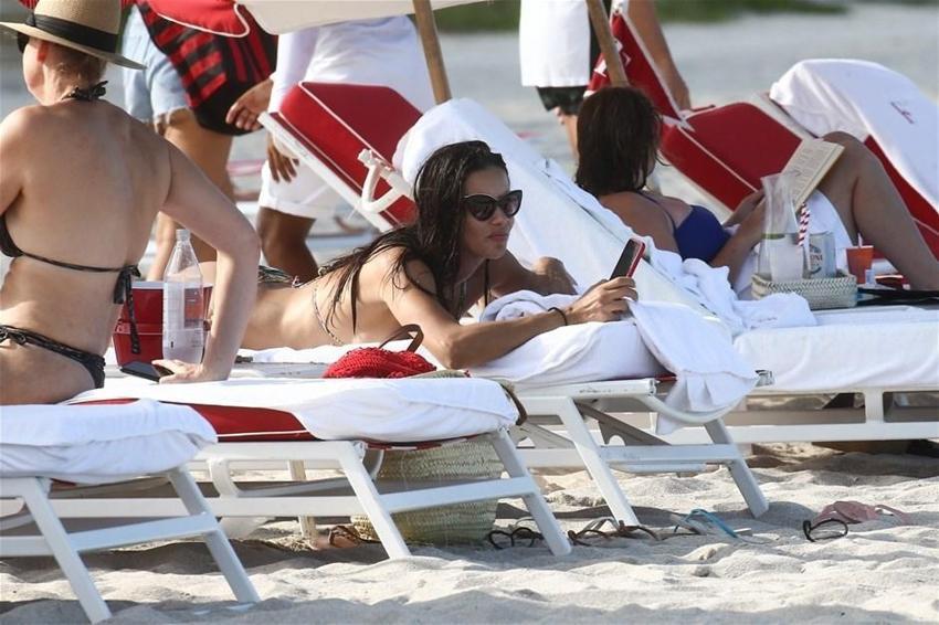 Adriana Lima güneşin tadını çıkarıyor!