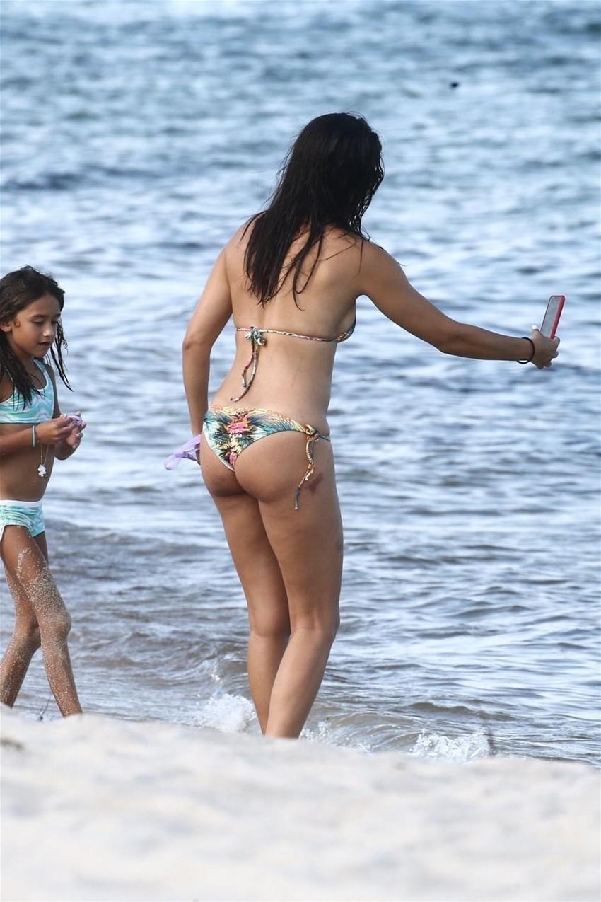 Adriana Lima güneşin tadını çıkarıyor!