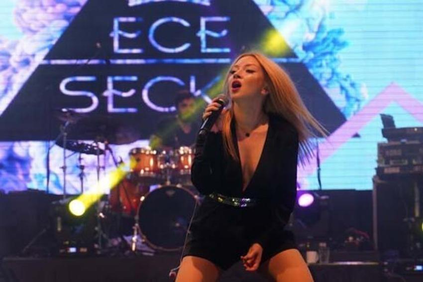 Zeytin festivali'nde hayranı sahneye atladı!