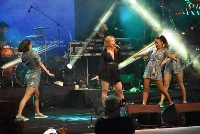 Zeytin festivali'nde hayranı sahneye atladı!