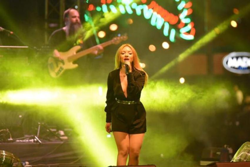 Zeytin festivali'nde hayranı sahneye atladı!