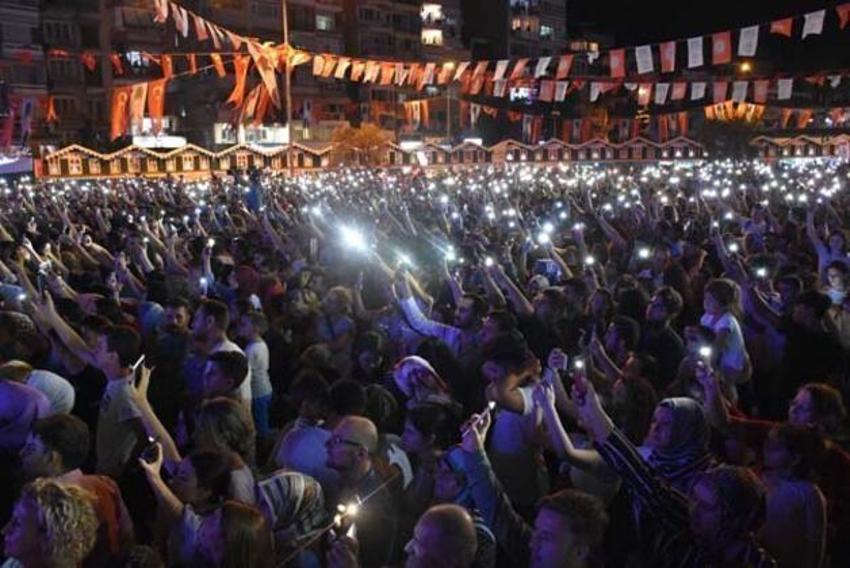 Zeytin festivali'nde hayranı sahneye atladı!