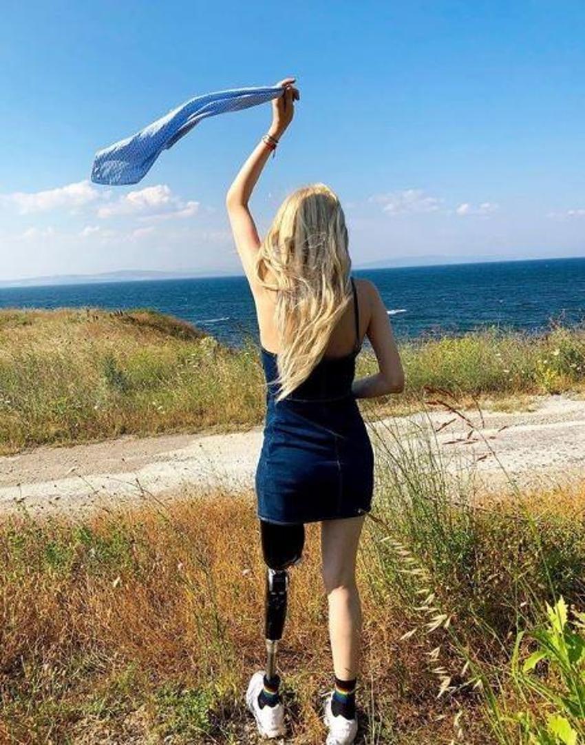 Ünlülerden Neslican Tay'a veda!