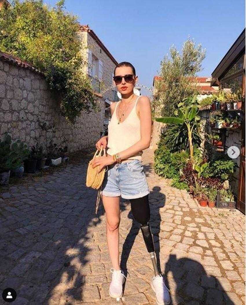 Ünlülerden Neslican Tay'a veda!