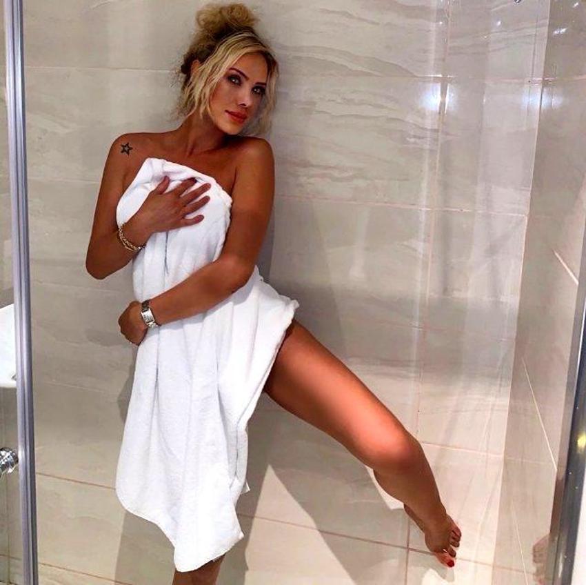 Ciciş Ceyda'dan Instagram'ı sallayan poz!