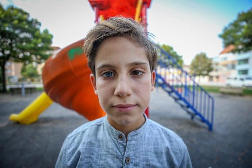 İki renkli göze sahip kardeşler görenleri şaşırtıyor!