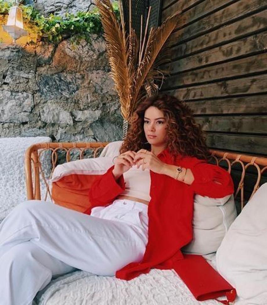 Seray Kaya'dan cesur poz!