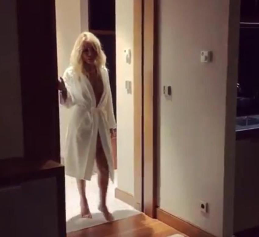Esra Ersoy, "Çok namusluyum" diyerek soyundu