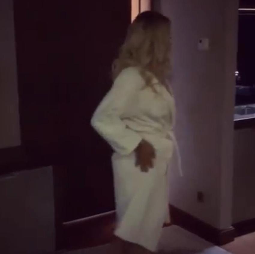 Esra Ersoy, "Çok namusluyum" diyerek soyundu