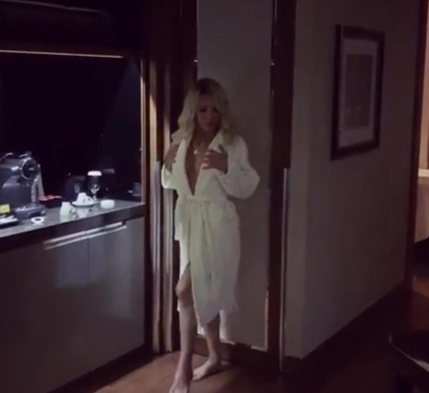 Esra Ersoy, "Çok namusluyum" diyerek soyundu
