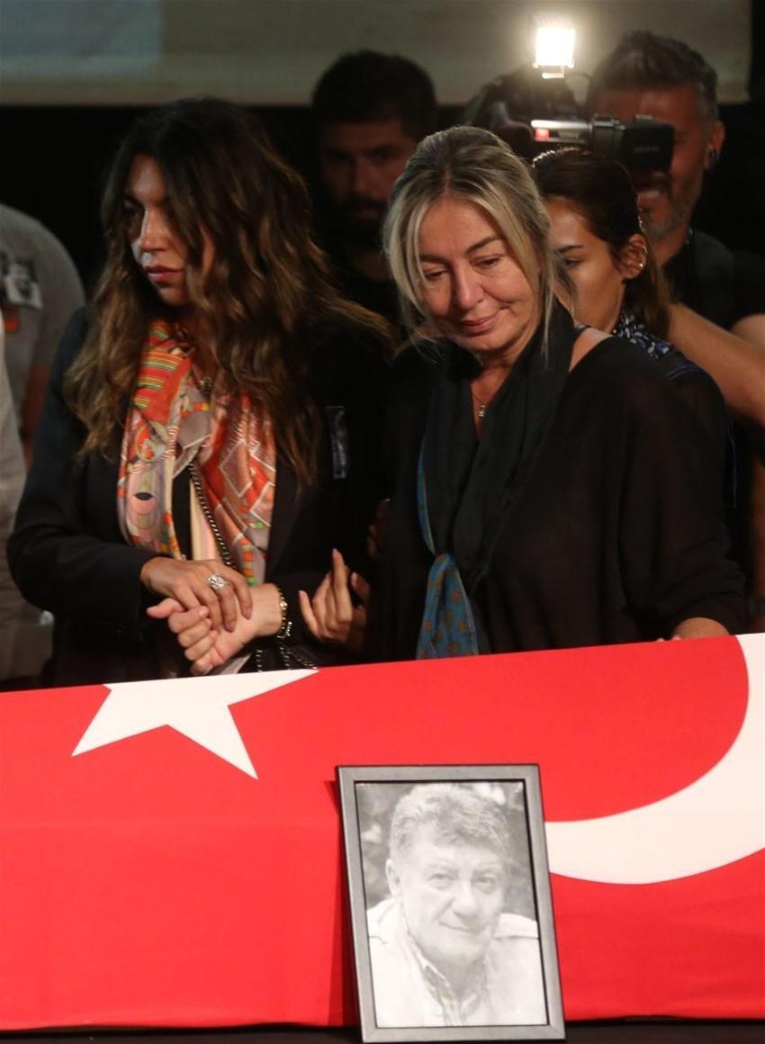 Ünlü oyuncu Tarık Ünlüoğlu son yolculuğuna uğurlandı