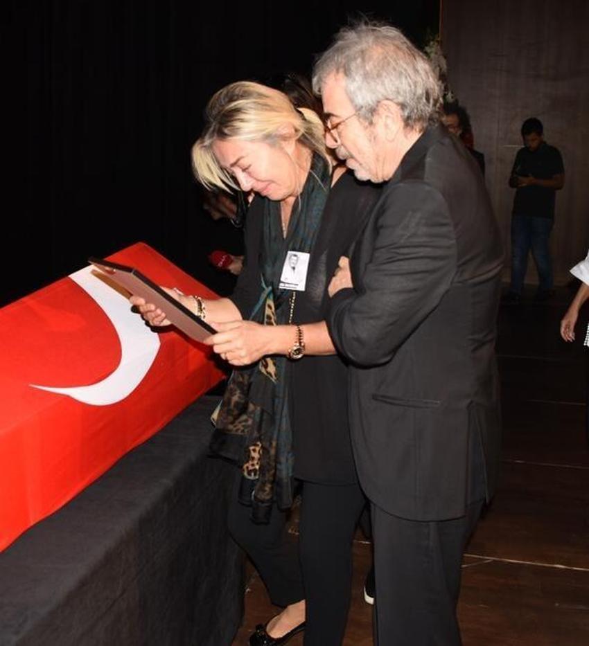 Tarık Ünlüoğlu'nun cenazesinde büyük ayıp!