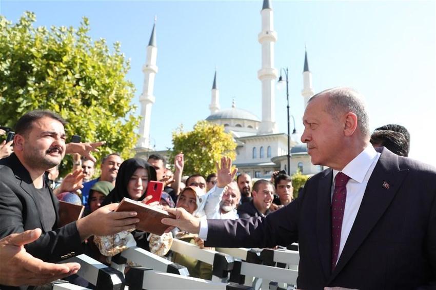 Cumhurbaşkanı Erdoğan, Cumhurbaşkanlığı Kütüphanesi'ni gezdi