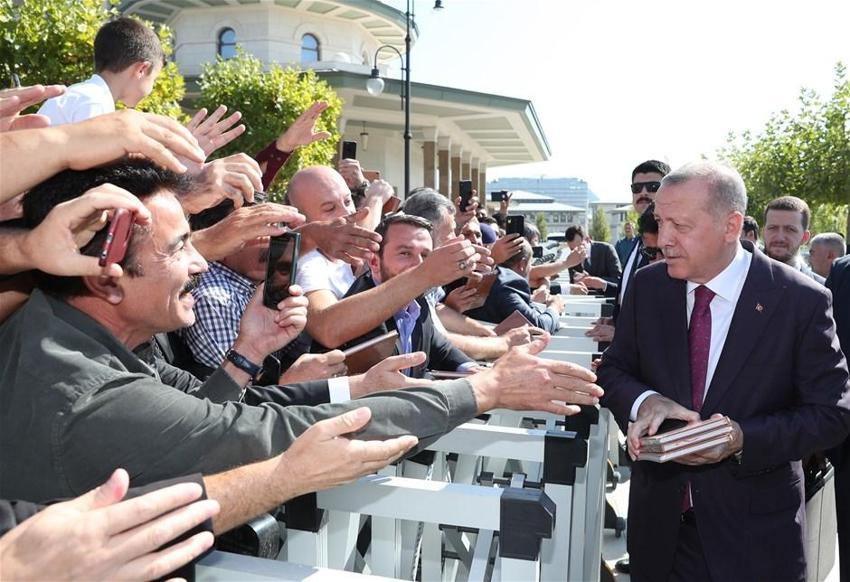 Cumhurbaşkanı Erdoğan, Cumhurbaşkanlığı Kütüphanesi'ni gezdi