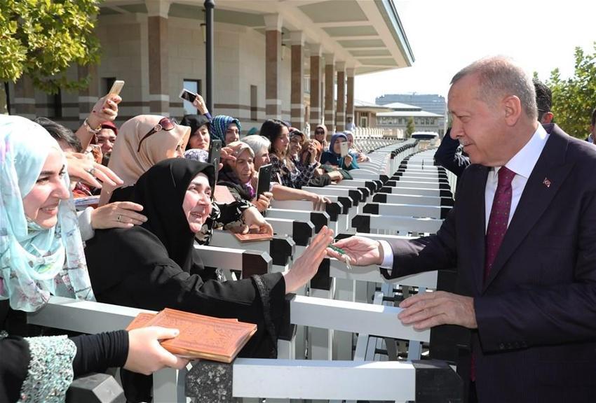 Cumhurbaşkanı Erdoğan, Cumhurbaşkanlığı Kütüphanesi'ni gezdi