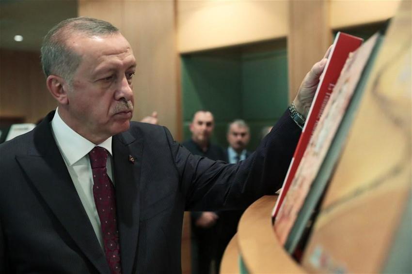 Cumhurbaşkanı Erdoğan, Cumhurbaşkanlığı Kütüphanesi'ni gezdi