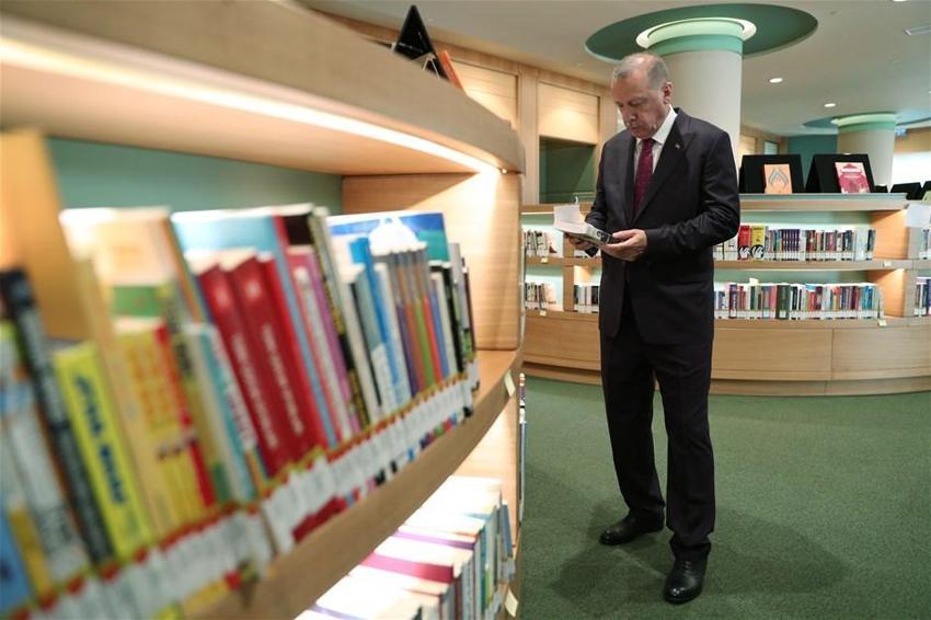 Cumhurbaşkanı Erdoğan, Cumhurbaşkanlığı Kütüphanesi'ni gezdi