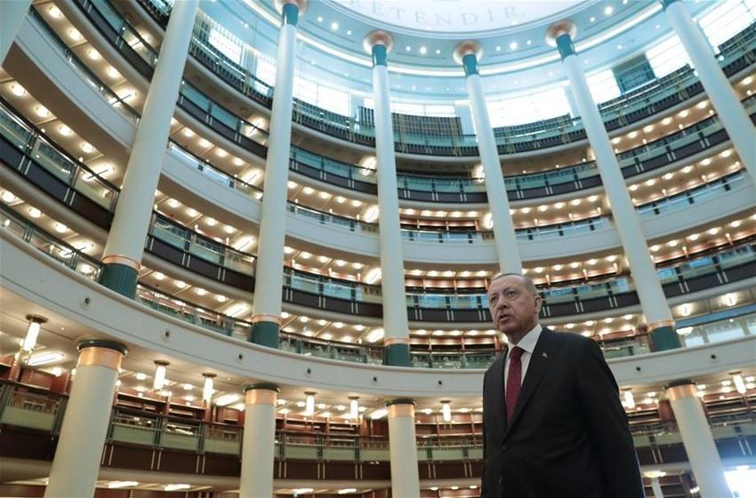 Cumhurbaşkanı Erdoğan, Cumhurbaşkanlığı Kütüphanesi'ni gezdi