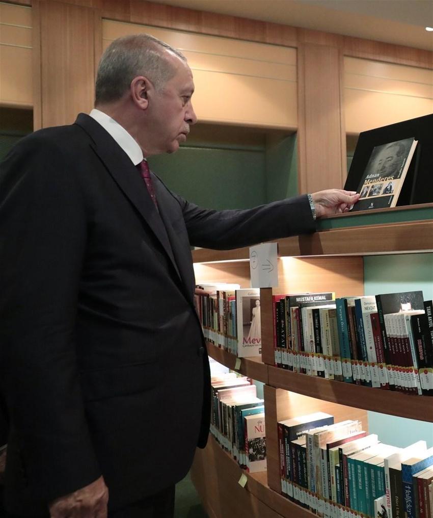 Cumhurbaşkanı Erdoğan, Cumhurbaşkanlığı Kütüphanesi'ni gezdi