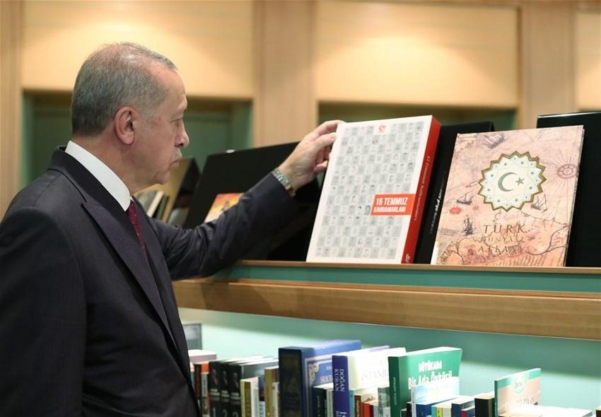 Cumhurbaşkanı Erdoğan, Cumhurbaşkanlığı Kütüphanesi'ni gezdi