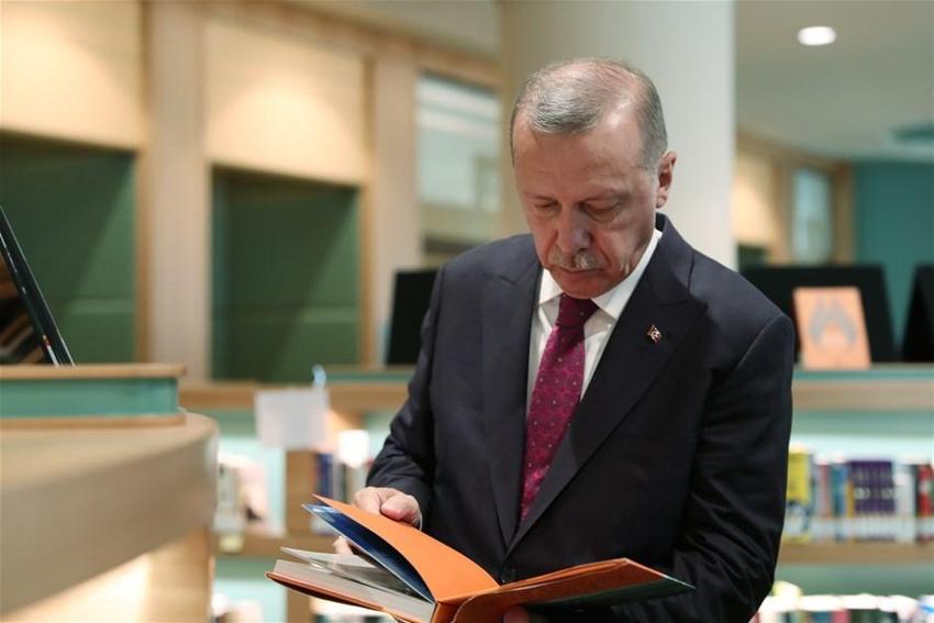 Cumhurbaşkanı Erdoğan, Cumhurbaşkanlığı Kütüphanesi'ni gezdi